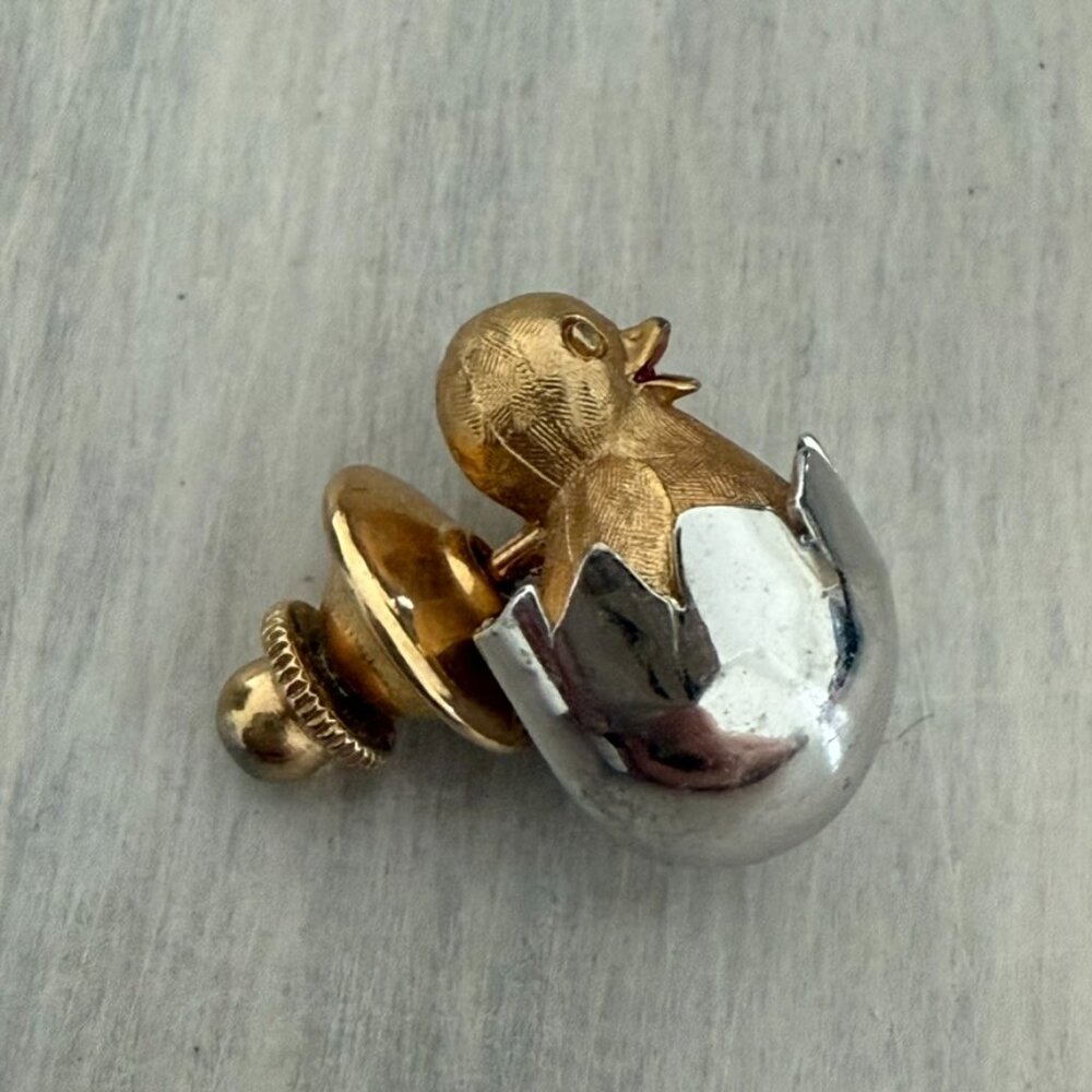 VTG Avon Chicken Chick Hatching Egg Pin Easter Spring Gold Silver Tone 0.6" - Picture 3 of 7